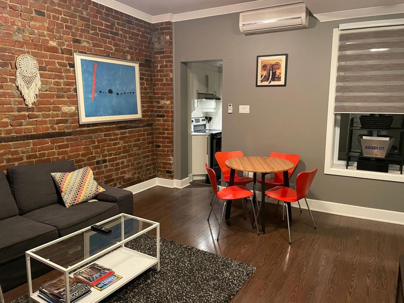 Cozy In The Heart Of Downtown